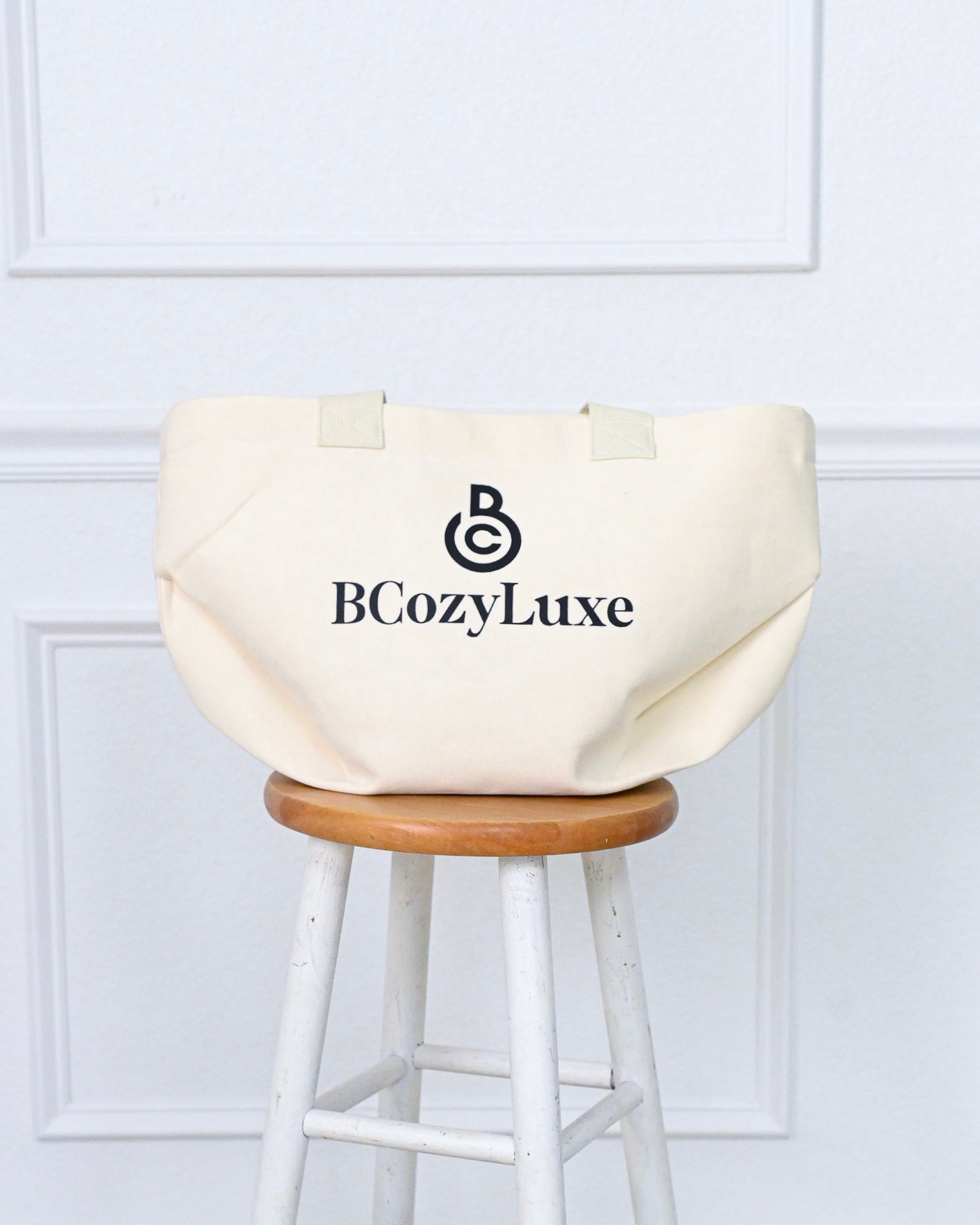 Classic everyday canvas carryall bag in neutral tones